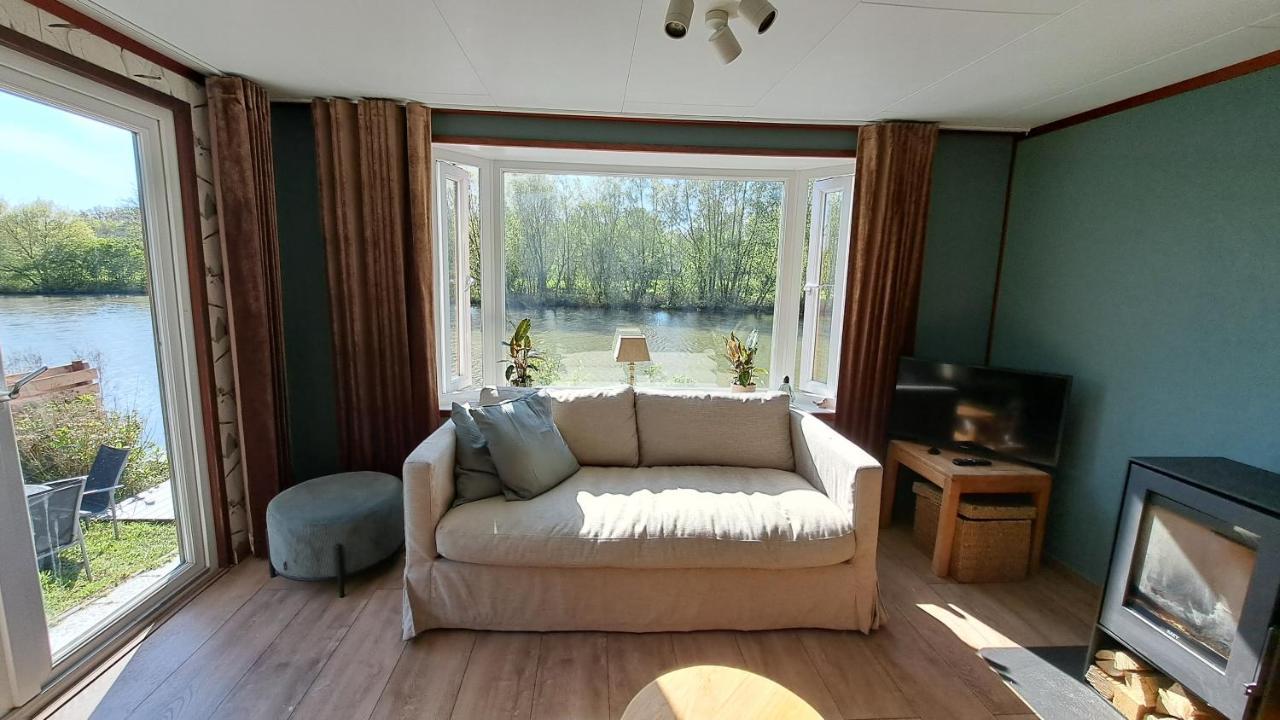 Het Witte Chalet Aan Het Water Van Monumentaal Fort Ooltgensplaat Exterior foto