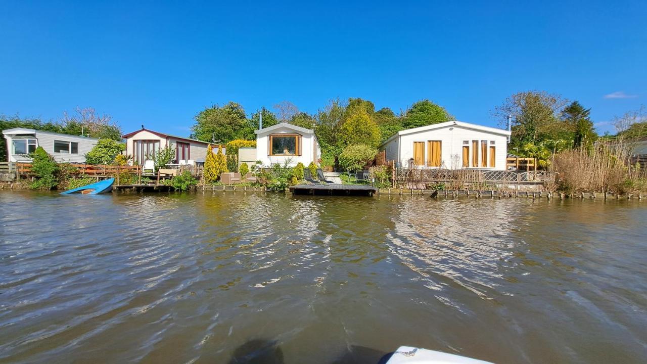Het Witte Chalet Aan Het Water Van Monumentaal Fort Ooltgensplaat Exterior foto