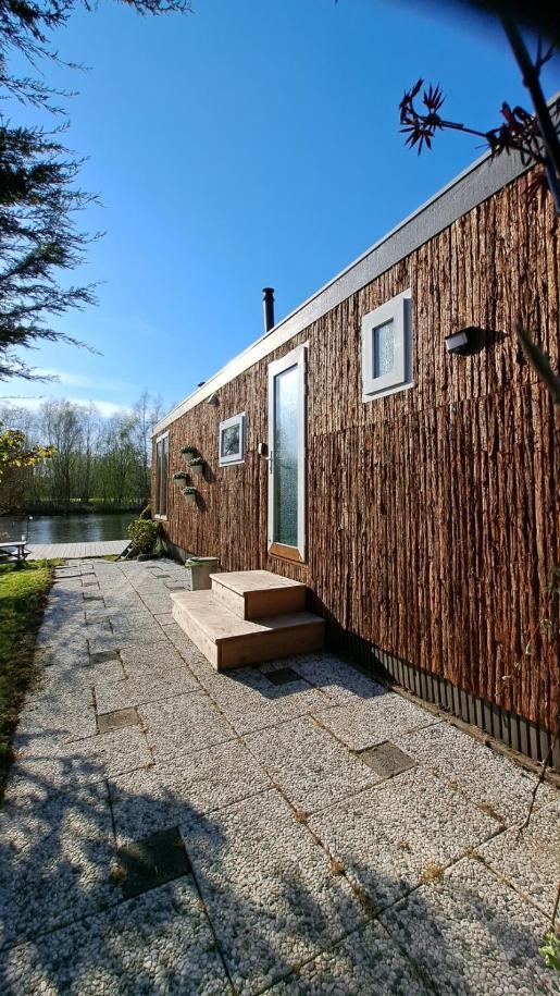Het Witte Chalet Aan Het Water Van Monumentaal Fort Ooltgensplaat Exterior foto