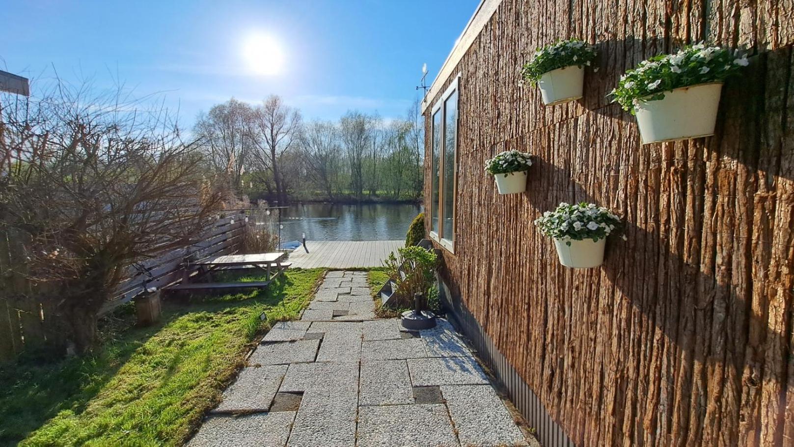 Het Witte Chalet Aan Het Water Van Monumentaal Fort Ooltgensplaat Exterior foto